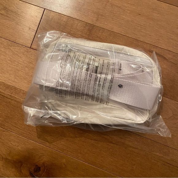 NWT 🆕🤍 Lululemon Everywhere Belt Bag 1L - White Opal - Picture 5 of 5